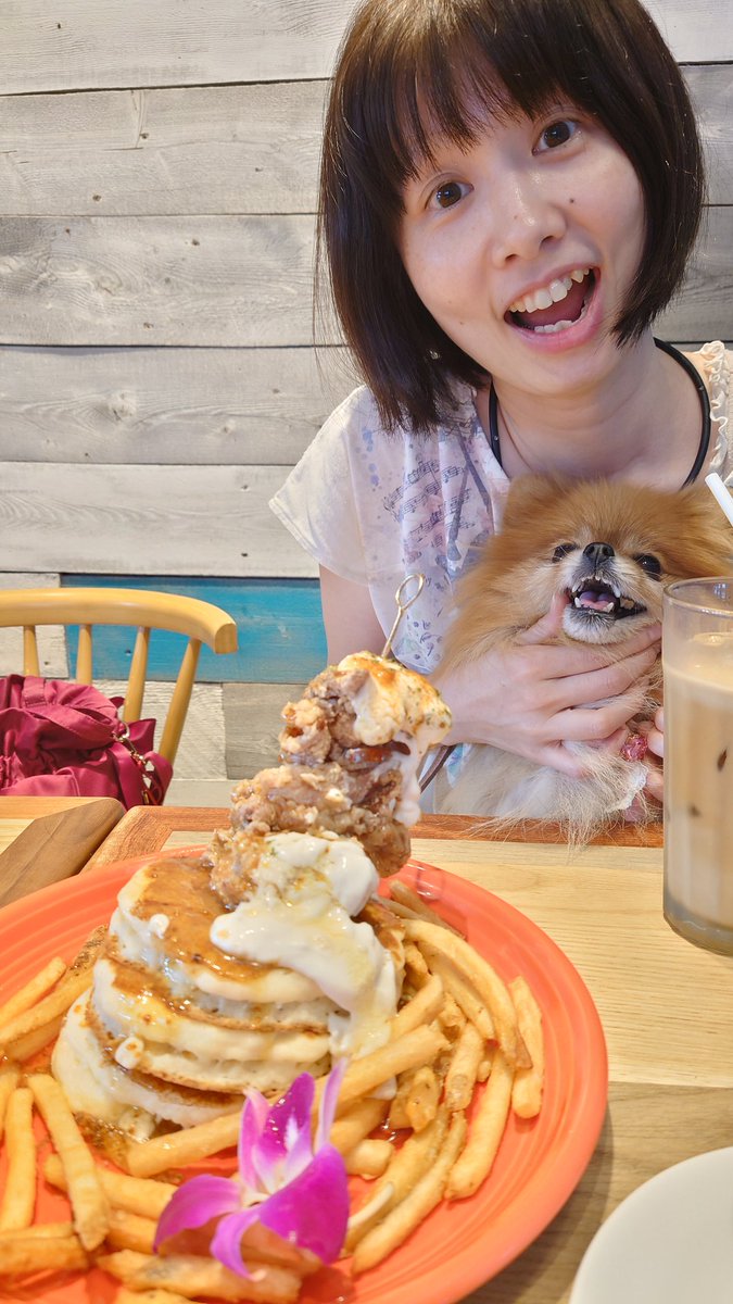 今日は郡山の「Kona's Coffee(コナズコーヒー)」さんに来ました。
ハニーマスタードモチコチキンをオーダー。すごいのキタ(笑)