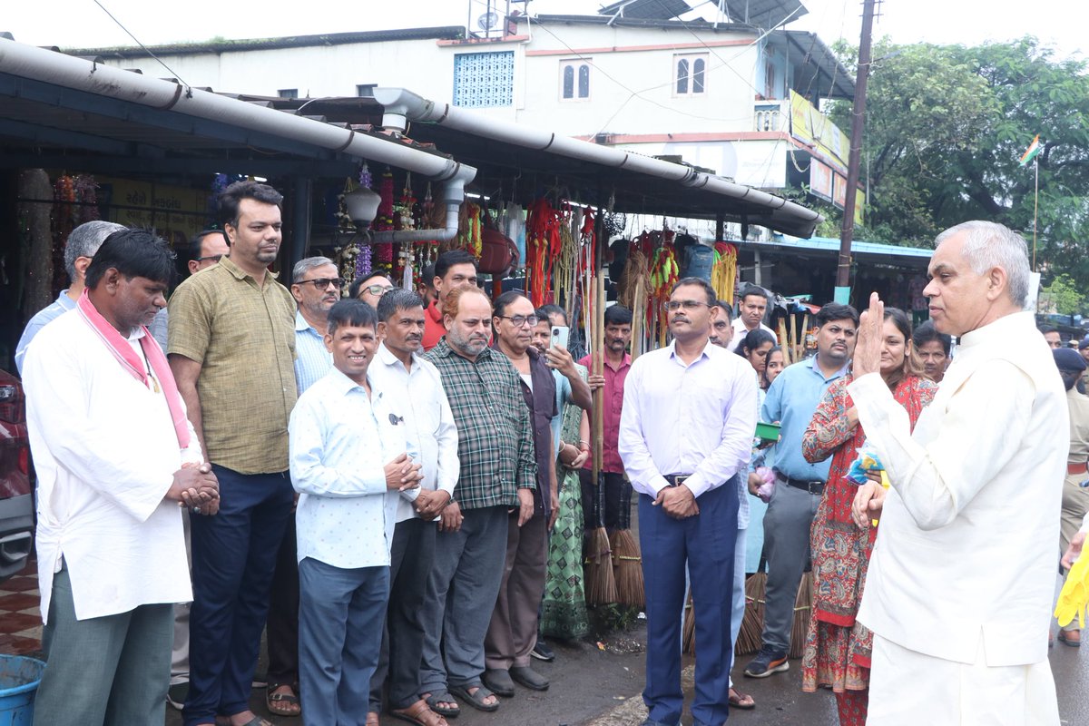 સ્વછતા અભિયાન અંતર્ગત આજરોજ માન. રાજ્યપાલશ્રીનાઓ દ્વારા વઘઈ ખાતે સ્વચ્છતાકર્મીઓ સાથે સફાઈ કાર્ય હાથ ધર્યું હતું. આ વેળાએ માન. રાજ્યપાલશ્રીએ સ્વચ્છતાના મૂક સંદેશ સાથે હાથ ધરાયેલી સ્વચ્છતાને સંસ્કાર બનાવવાની પણ અપીલ કરી હતી.