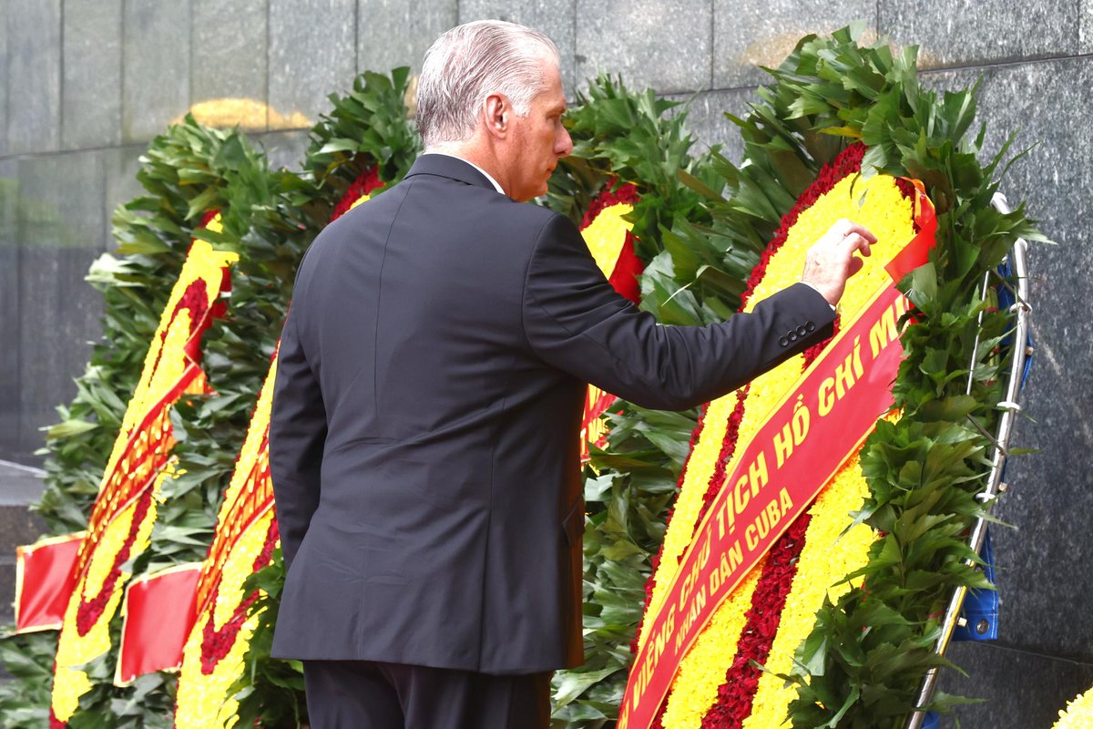 🇨🇺| El presidente <a href="/DiazCanelB/">Miguel Díaz-Canel Bermúdez</a>, junto a la delegación que le acompaña en su visita a #Vietnam, comenzó su agenda de este lunes con un homenaje al líder vietnamita Ho Chi Minh, en el Mausoleo que resguarda su memoria.

Una ofrenda floral del pueblo de #Cuba fue llevada hasta allí.
