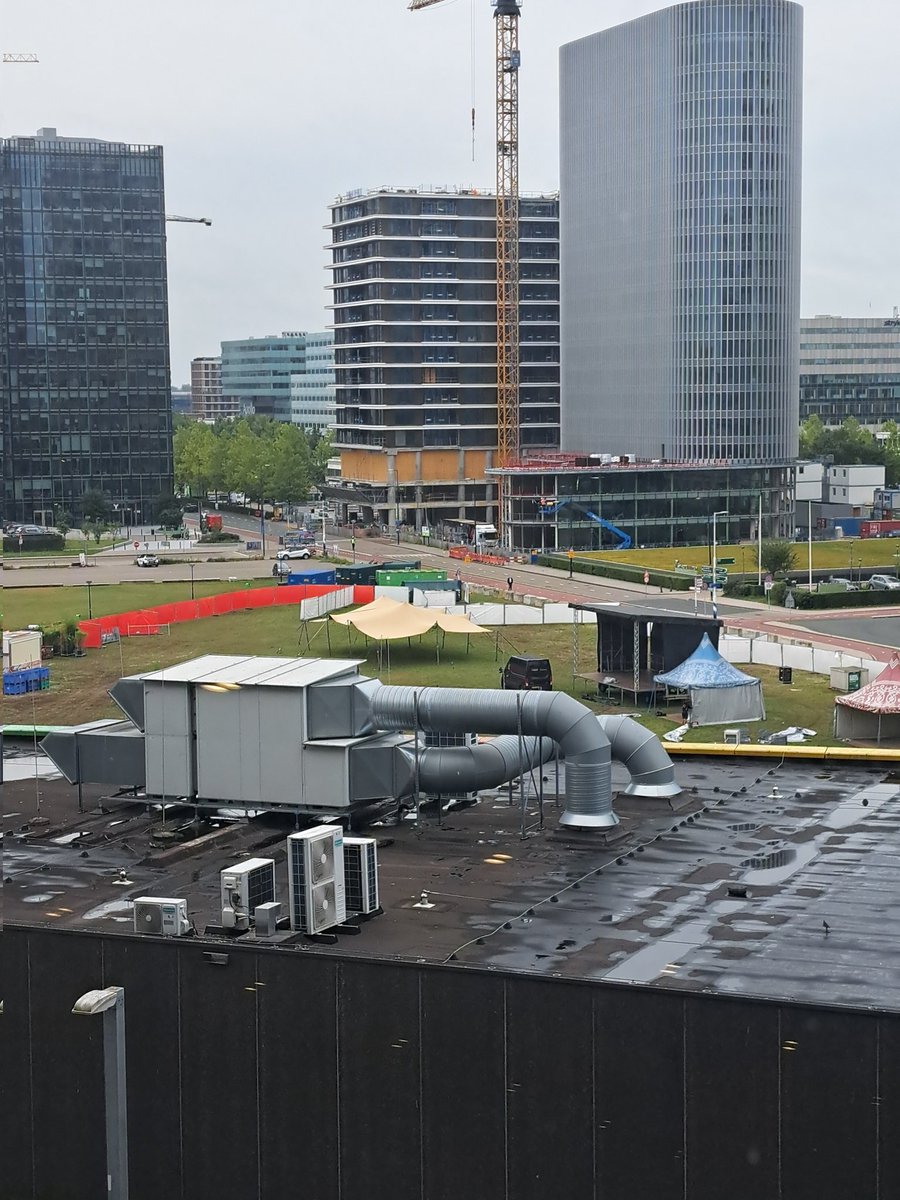 ppeterr's tweet image. Hé, het podium wordt vast opgebouwd. Heerlijk optimisme!
🎵 WE WORDEN KAMPIOEN🎵