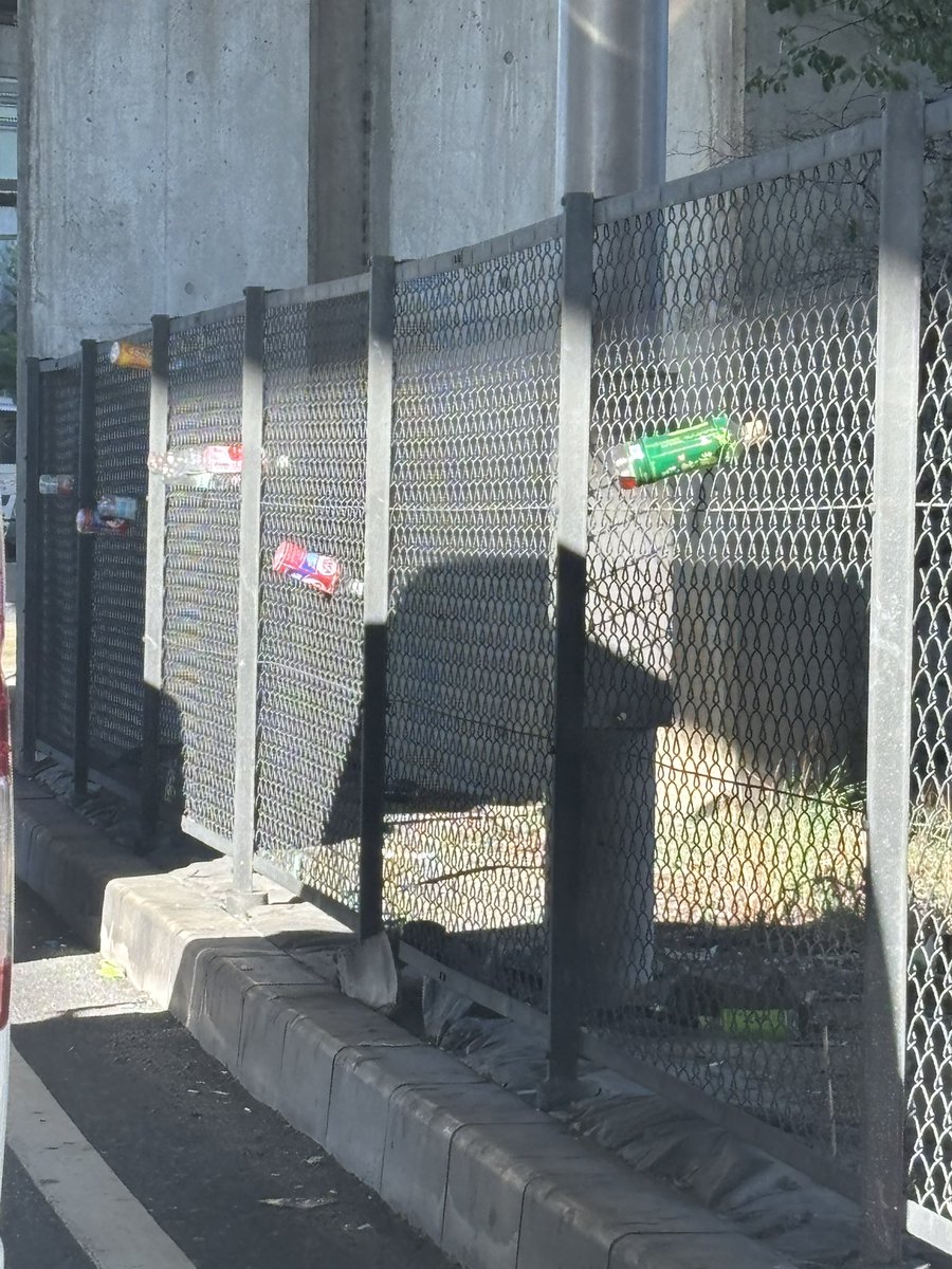 どこの都道府県でも同じだと思うけど、どうしてペットボトルをゴミ箱に捨てられない人っているんだろうね😖