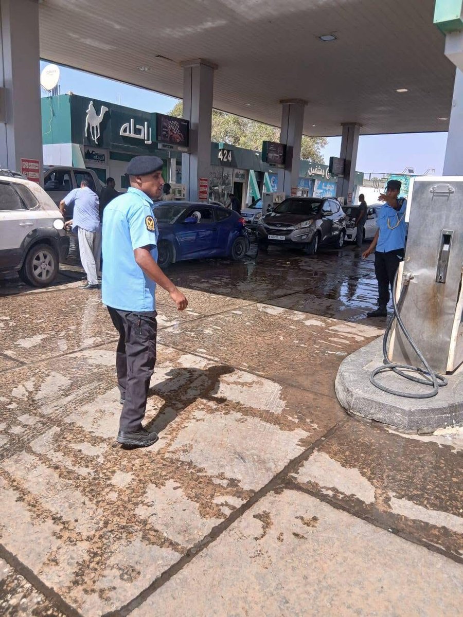 #صور| دوريات جهاز الحرس البلدي بنغازي تشارك في الإشراف المباشر على محطات الوقود داخل نطاق المدينة وتتابع عملية تنظيم توزيع الوقود لضمان إنسيابية الحركة ومنع أي تجاوزات أو اختناقات قد تحدث أمام المحطات. #الساعة24 #ليبيا
