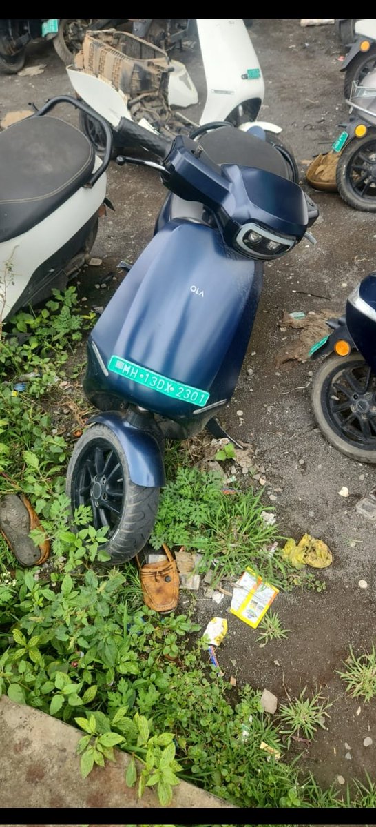 Shreyashtapadi2's tweet photo. After the signal indicator now my front wheel is gone from the bike from the service centre @OlaElectric @bhash slowly only number plates will be available at the service centre The full bike will be stolen. tyer to prove that it has been stolen 2nd  stolen tyre @BandBajaateRaho https://t.co/6h5iRIV0Ht