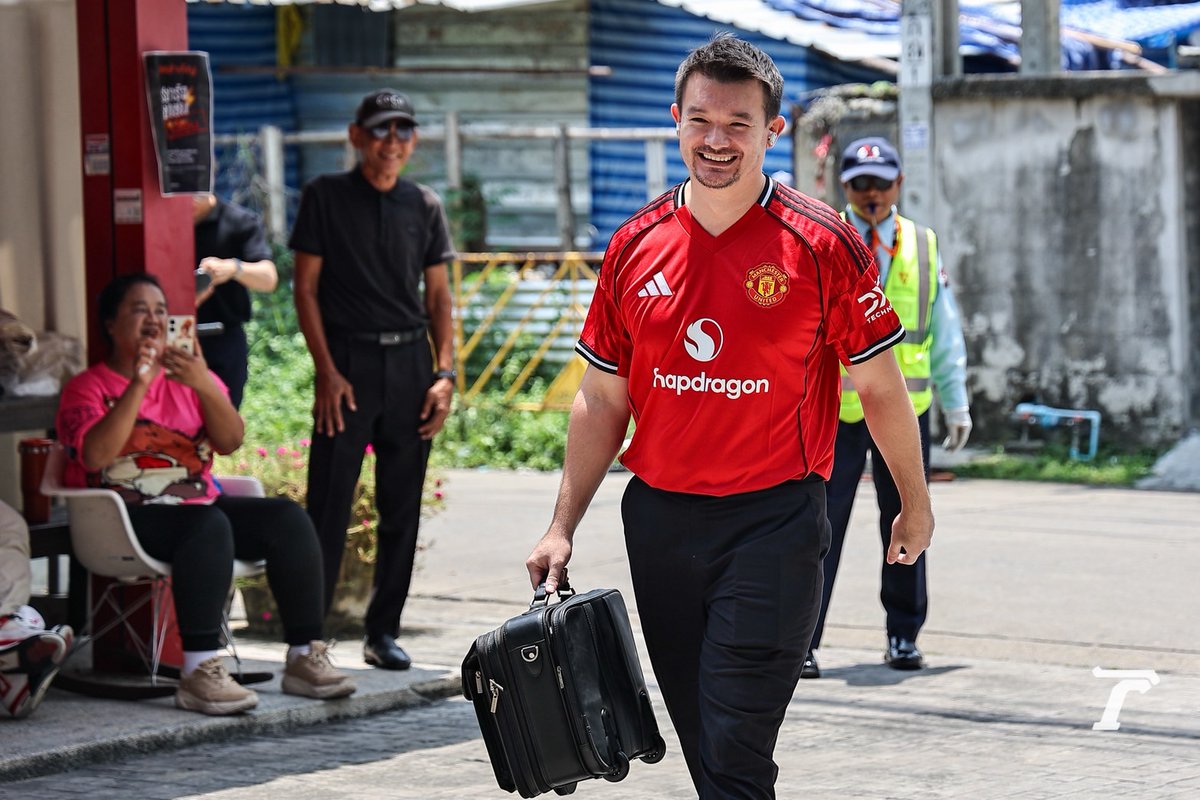 เด็กหงส์ vs เด็กผี 😂😂😂
ผมนี่นับถือความแน่วแน่พี่ตี๋จริงๆ 
ฟอร์มแบบนี้ยังใส่เสื้อมาแบบไม่กลัวโดนล้อเลย 😅