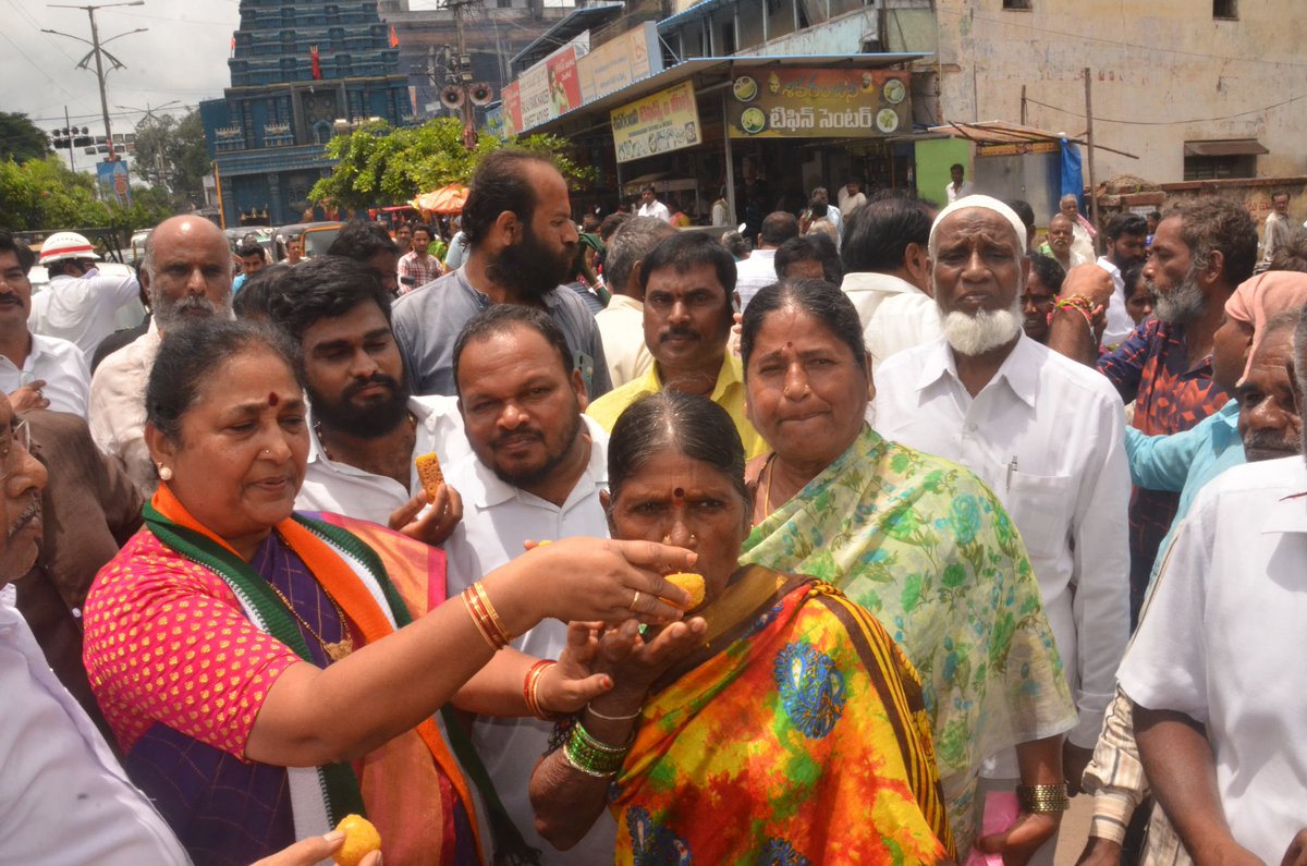 TPCCali's tweet image. అసెంబ్లీలో 42% బీసీ రిజర్వేషన్ బిల్లు ఆమోదం 🎉

సంగారెడ్డి పట్టణ కాంగ్రెస్ ఆధ్వర్యంలో
📍 పాత బస్టాండ్ అంబేద్కర్ విగ్రహం వద్ద
డిసిసి అధ్యక్షురాలు &amp;amp; #TGIIC చైర్మన్ నిర్మలా జగ్గారెడ్డి గారి ఆధ్వర్యంలో
కాంగ్రెస్ నాయకులు, కార్యకర్తలు ప్రజాప్రతినిధులు, ప్రజలు ఘనంగా సంబరాలు