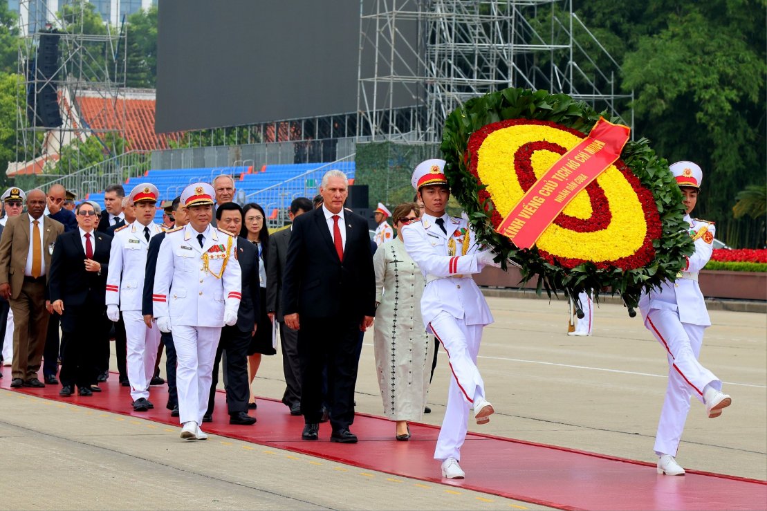 Con una ofrenda a Ho Chi Minh, líder histórico de Vietnam y artífice con Fidel Castro de relaciones entre nuestros pueblos, inició la segunda jornada del Presidente cubano <a href="/DiazCanelB/">Miguel Díaz-Canel Bermúdez</a>  en Vietnam 🇻🇳. Emotivo recorrido también por mausoleo en su honor.