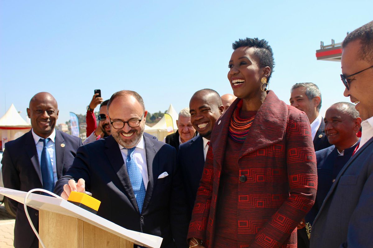 🇫🇷🇲🇬 Inauguration des stations <a href="/TotalEnergies/">TotalEnergies</a> à By-pass &amp; Mamory Ivato :
✅ Innovation
✅ Transition énergétique (stations solarisées)
✅ Standards internationaux et investissement ambitieux