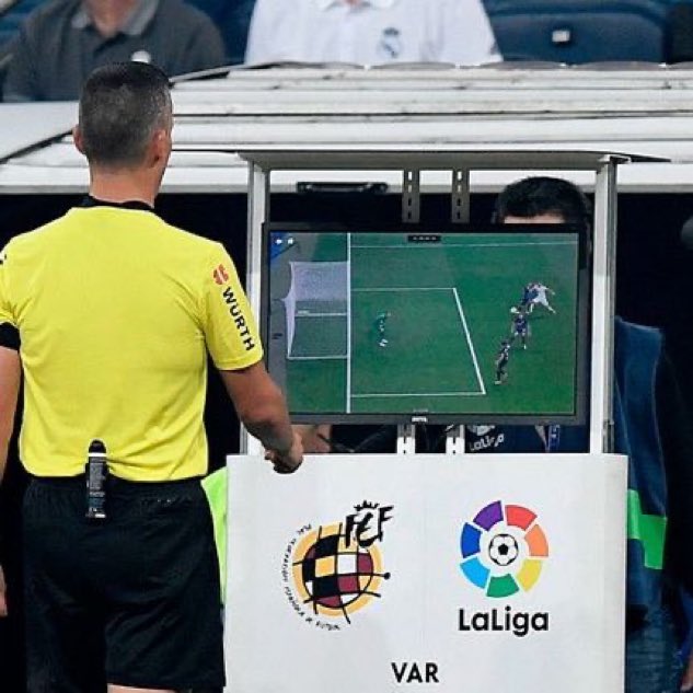idextratime's tweet photo. 🚨 BREAKING: VAR di laga Barcelona vs. Rayo Vallecano tidak berfungai di 40 menit pertama, dimana wasit utama tidak dapat berkomunikasi dengan ruang VAR hingga menit ke-40.

Barça mendapat penalti di menit ke-37.

📰: @tjcope https://t.co/DiwV0TauNf
