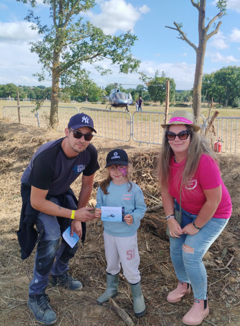 Ravie de vous avoir vues nombreux ce weekend à Terre en Fête à Montjean🤩 Merci à Sandra, Florent et Arnault pour leur permanence👍Bravo à l'équipe gagnante "REINE" de notre jeu Game of Bottes pour avoir remporté le tour d'hélicoptère 🚁 et bravo 👏 aux finalistes des courses 😉