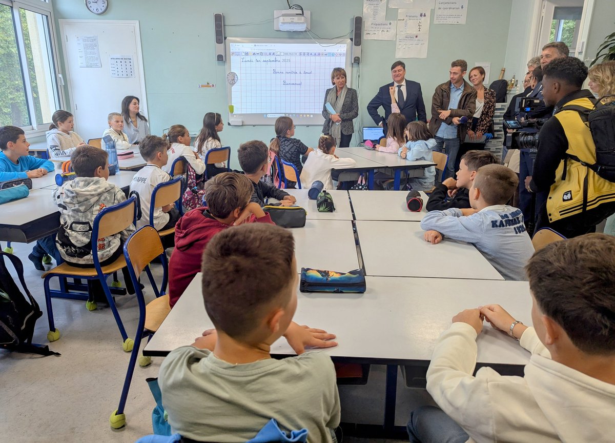 Ce matin, la rectrice Valérie Cabuil a fait sa rentrée à l’école de Saint-Gervais-du-Perron aux côtés du Préfet et du Dasen de l’Orne. 
Un temps d’échanges chaleureux avec les élèves et les enseignantes. 

Très belle rentrée à toutes et tous ! 📚✨