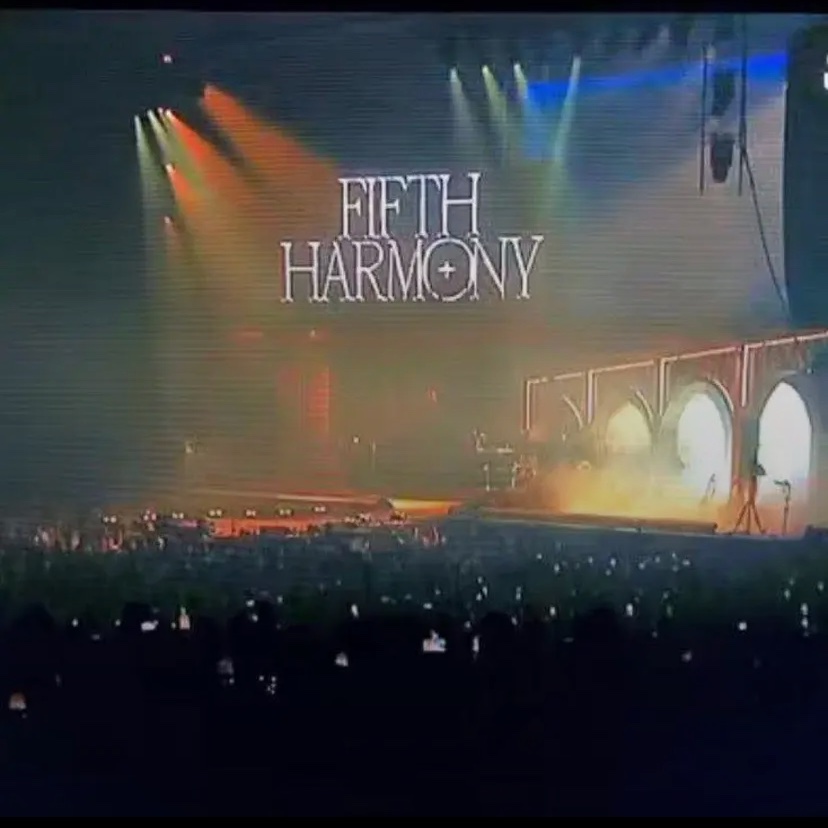 Selenamila2's tweet photo. Fifth harmony is back! Por fin sucedió! 🥹🥹💖💖 #5Harmony #fifharmony https://t.co/1alKesJX7B