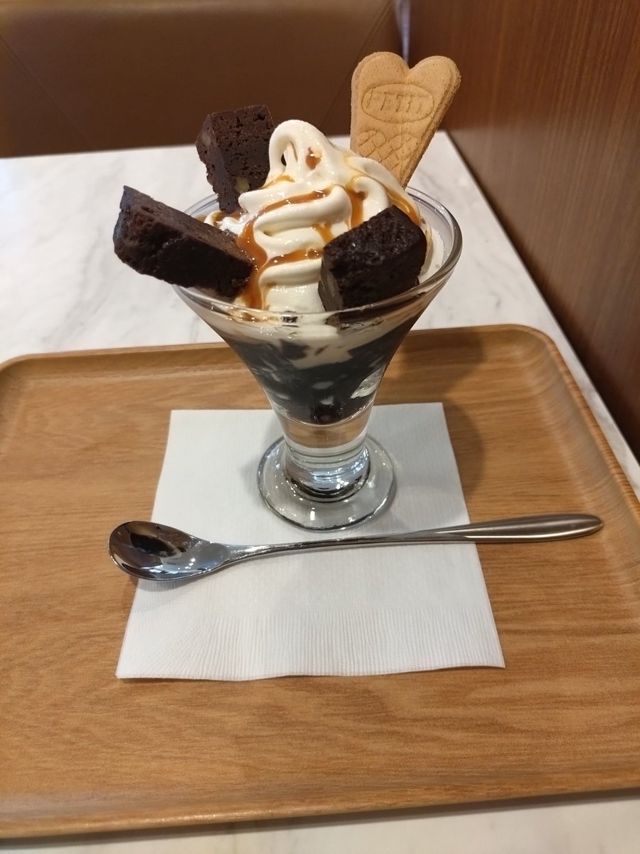 夕方になって外出したけどまだまだ暑すぎ🫠
そんな訳で
ドトールコーヒーキッチンのコーヒーゼリーブラウニーパフェ🥰