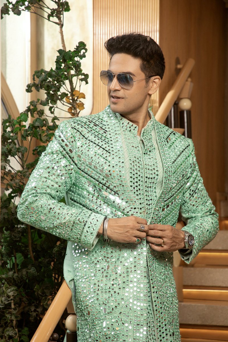 iamgauravkhanna's tweet image. Some bring drama our Mr.Cool brings the green flag energy and steals the show 😎💚

 #MainCharacterVibes #gauravkhanna #Khanna #gaurav #khannakakhaandaan #biggboss #biggboss19 #BBMantriGaurav