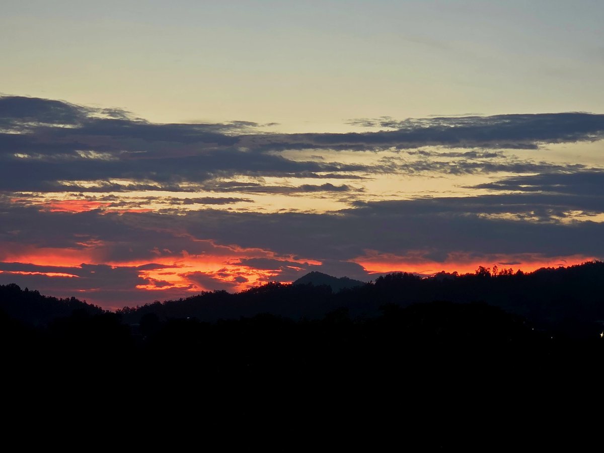 <a href="/DailyPicTheme2/">Daily Picture Theme</a> A hush descended as the sky blushed  fiery orange / crimson
#favouritephotograph