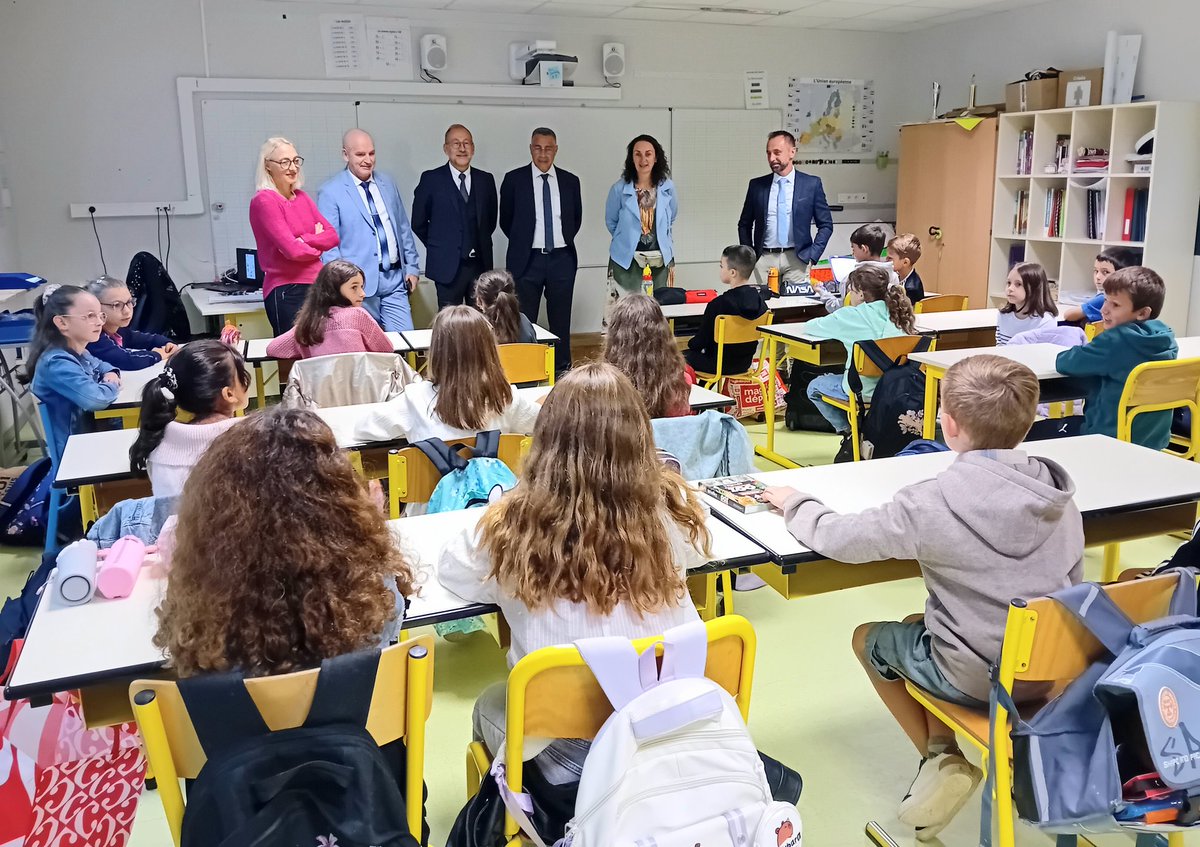 DSDEN82's tweet photo. C'est la rentrée des classes !L'inspecteur d'académie @LeNormandCyril1 et l'IEN de circonscription, Joël Bely ont rendu visite aux équipes enseignantes des écoles d'Albias. Ils étaient  accompagnés du @Prefet_82 du Sénateur @PALevisenat et de Madame Le Maire. https://t.co/PiVhrCJHJm