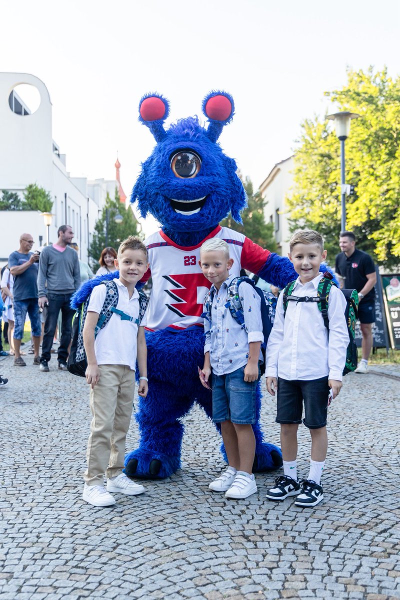 Sedlo, Mandy a maskot Hakyto přivítali prvňáčky na Základní škole Bratranců Veverkových 🏫

Všem školákům přejeme úspěšný vstup do nového školního roku! ❤️