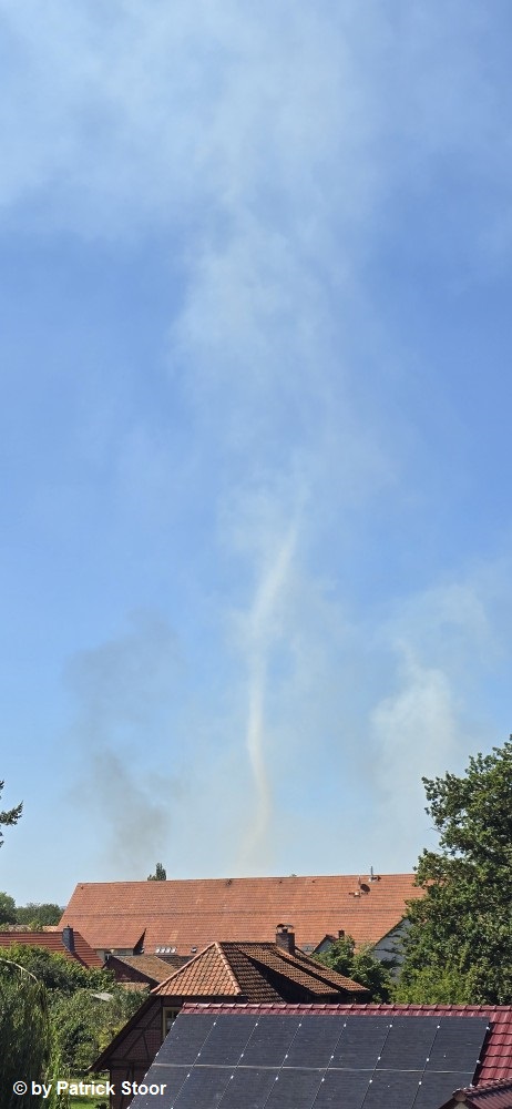 +++ Feuerteufel durch Hitze +++

Staubteufel entstehen bei sonnigem Wetter durch lokale Überhitzung am Boden. Ähnlich bilden sich Feuerteufel, die Hitze lässt die Luft darüber schnell aufsteigen.

Mehr über solche Kleintromben:
naturgewalten.de/staubteufel.htm

#Staubteufel #Feuerteufel