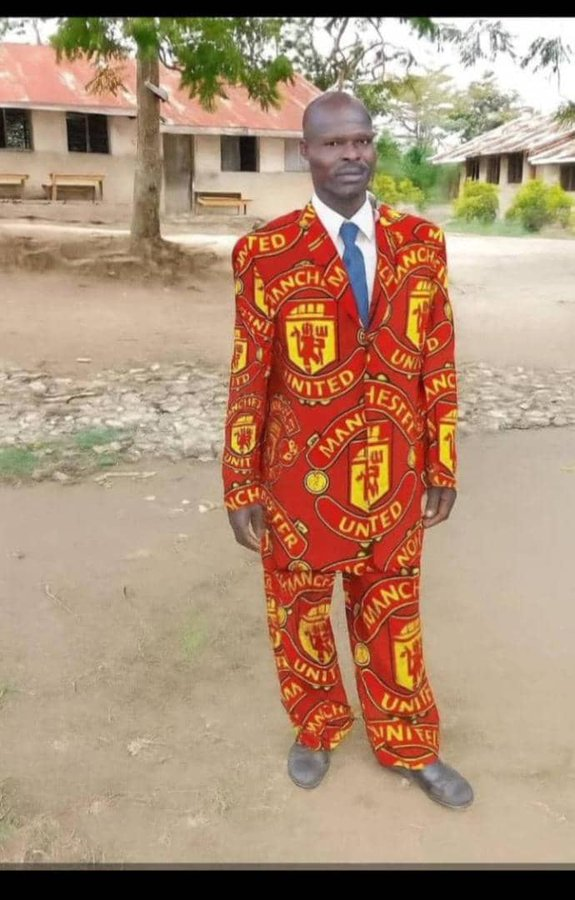 yabaleftonline's tweet photo. Manchester United fans on their way to work this morning. https://t.co/H6uX1MlkIi