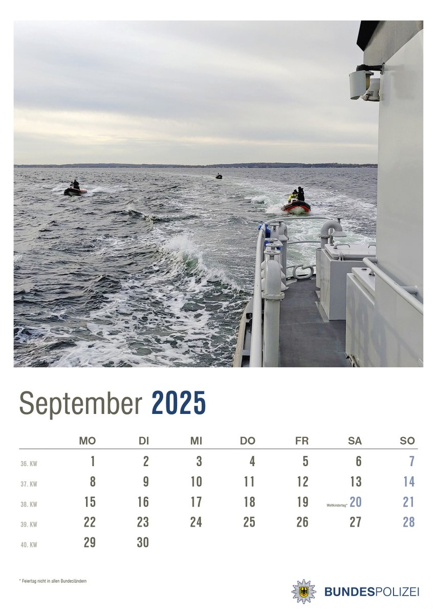 Der Maritime #Kalender der #Bundespolizei.
Kalenderblatt #September 2025 zum ausdrucken.

🖨️ social.bscw.bund.de/pub/bscw.cgi/d…

Verschiedene Boote für Kontrollen und andere Maßnahmen auf See. Dank ihnen können wir auch da agieren, wo unsere großen Schiffe nicht hinkommen können.