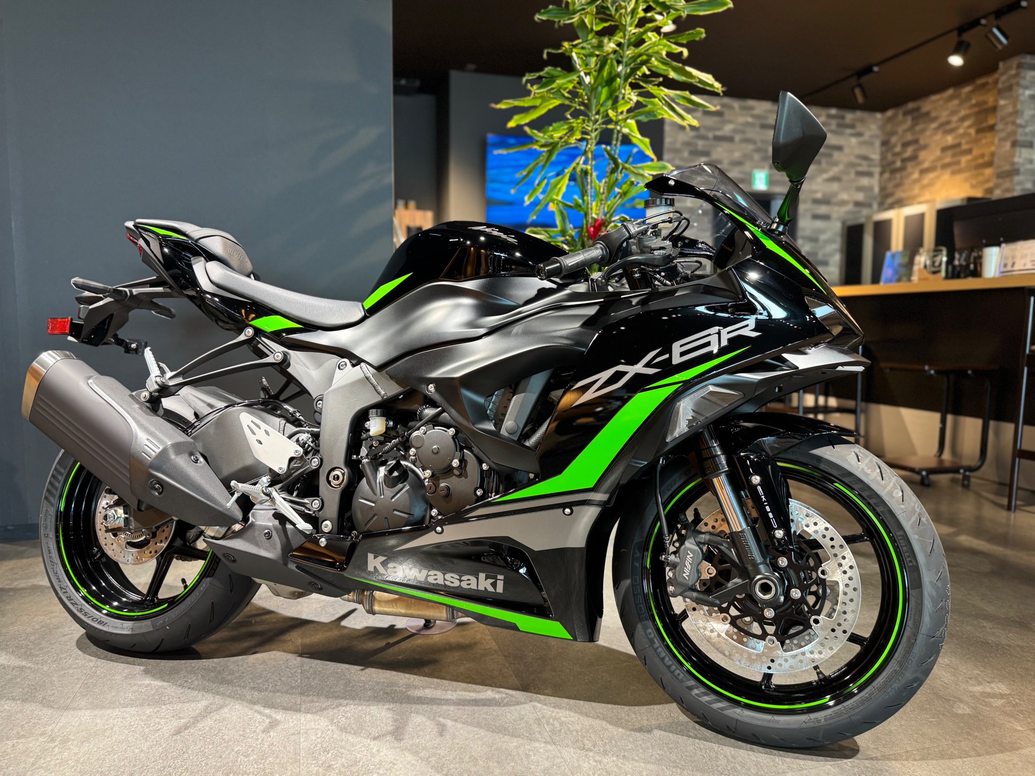 レア　ブラックデザイン　ブラサゲバッグ　ブラック 2025年モデル Ninja ZX-4R 適合マフラー情報 | TRICK STAR 製品