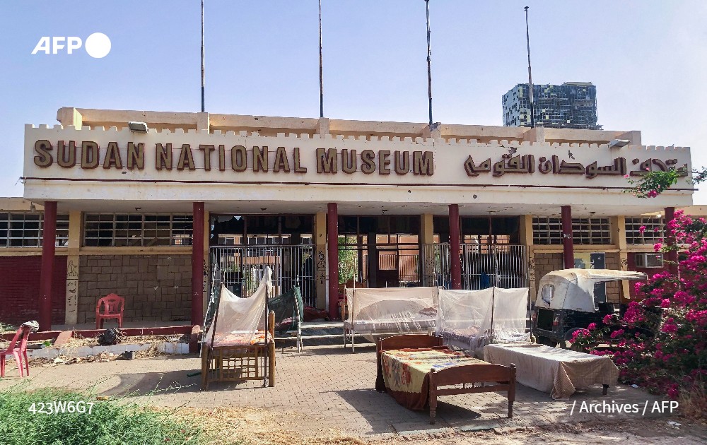 AFPar's tweet image. 🇸🇩 يقف التمثال الضخم للملك تهراقا الذي حكم مملكة كوش القديمة لأكثر من عقدين، وحيداz في باحة متحف #السودان القومي في الخرطوم بينما تناثر حوله حطام تماثيل وزجاج صناديق العرض المهشّمة.

u.afp.com/SAHF #فرانس_برس

✍️ @LobnaMonieb مع فريق وكالة فرانس برس في الخرطوم