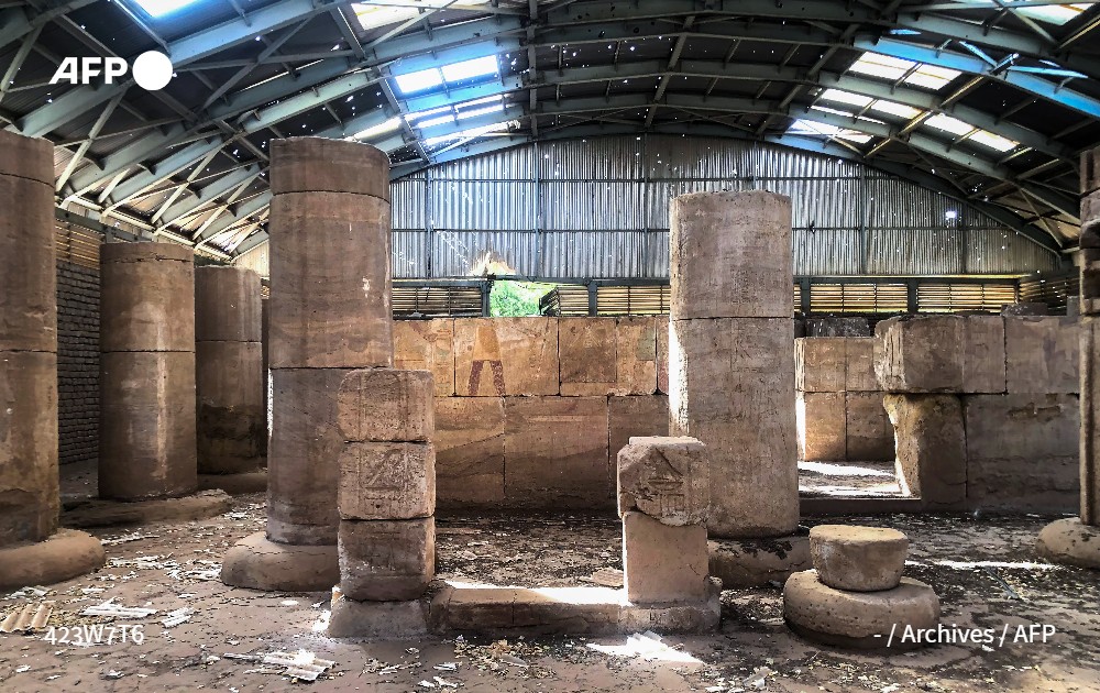 AFPar's tweet image. 🇸🇩 يقف التمثال الضخم للملك تهراقا الذي حكم مملكة كوش القديمة لأكثر من عقدين، وحيداz في باحة متحف #السودان القومي في الخرطوم بينما تناثر حوله حطام تماثيل وزجاج صناديق العرض المهشّمة.

u.afp.com/SAHF #فرانس_برس

✍️ @LobnaMonieb مع فريق وكالة فرانس برس في الخرطوم