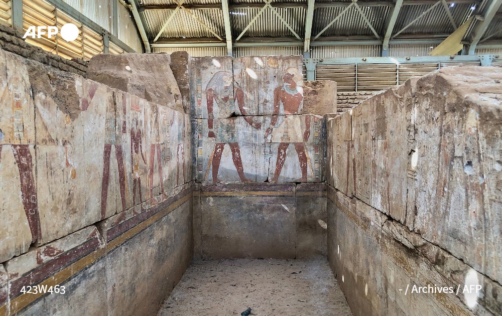 AFPar's tweet image. 🇸🇩 يقف التمثال الضخم للملك تهراقا الذي حكم مملكة كوش القديمة لأكثر من عقدين، وحيداz في باحة متحف #السودان القومي في الخرطوم بينما تناثر حوله حطام تماثيل وزجاج صناديق العرض المهشّمة.

u.afp.com/SAHF #فرانس_برس

✍️ @LobnaMonieb مع فريق وكالة فرانس برس في الخرطوم