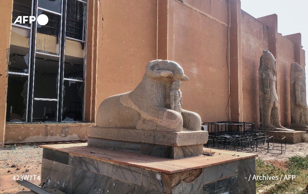 AFPar's tweet image. 🇸🇩 يقف التمثال الضخم للملك تهراقا الذي حكم مملكة كوش القديمة لأكثر من عقدين، وحيداz في باحة متحف #السودان القومي في الخرطوم بينما تناثر حوله حطام تماثيل وزجاج صناديق العرض المهشّمة.

u.afp.com/SAHF #فرانس_برس

✍️ @LobnaMonieb مع فريق وكالة فرانس برس في الخرطوم