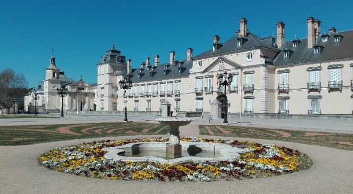 Mañana, martes 2 de septiembre, el Palacio de #ElPardo estará cerrado al público por acto oficial. Allí, el rey Felipe VI recibirá a un grupo de generales de brigada y contralmirantes y a otro de coroneles y capitanes de navío.  elpardo.net/2011/12/21/pal…