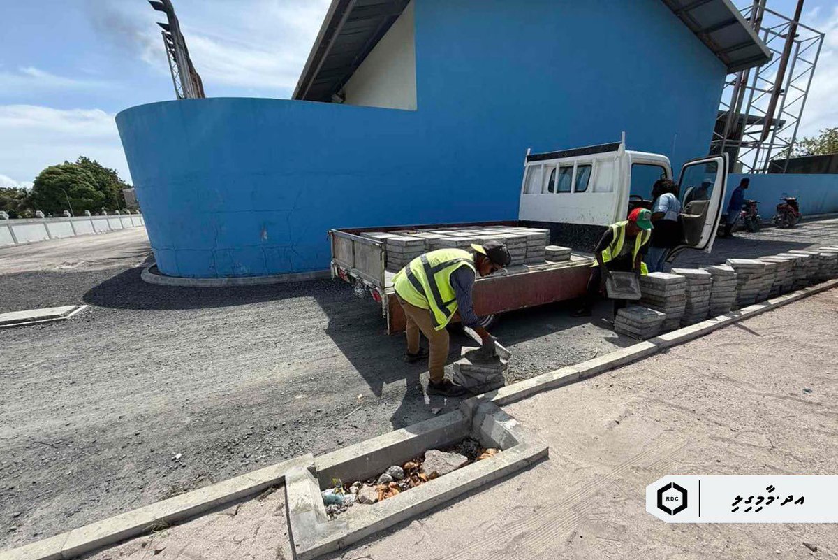 އދ. މާމިގިލީ މަގު ހެދުމުގެ މަޝްރޫއުގެ ދަށުން ޖަވާހިރު މަގުގައި ދުވާރު ލެވެލް ކުރުމާއި ގައު ޖެހުމުގެ މަސައްކަތް ދަނީ ކުރަމުން.

#TeamRDC