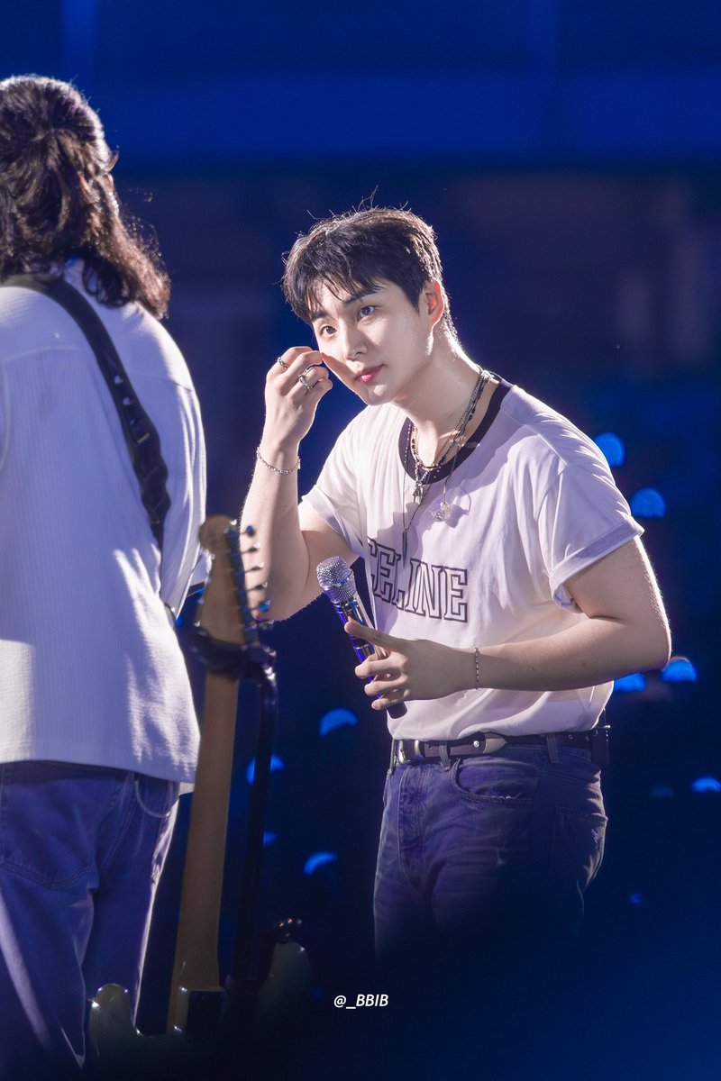 너지금 무대위에서 형을 너무예쁘게 쳐다보고있어