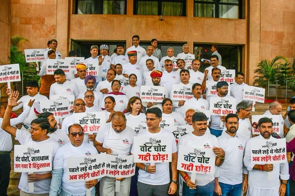 Arvind Chotia (@arvindchotia) on Twitter photo рдпреЗ рдЬрдирддрд╛ рдХреЗ рдПрдХ рднреА рдореБрджреНрджреЗ рдкрд░ рдмрд╛рдд рдирд╣реАрдВ рдХрд░реЗрдВрдЧреЗ
рдХрднреА рдирд╣реАрдВ рдХрд░реЗрдВрдЧреЗ рдФрд░ рд╣реЛрдиреЗ рднреА рдирд╣реАрдВ рджреЗрдВрдЧреЗ
1. рд░рд╛рдЬрд╕реНрдерд╛рди рдХреЗ рдХреЛрдиреЗ-рдХреЛрдиреЗ рдореЗрдВ рд▓реЛрдЧреЛрдВ рдХреА рдкреАрдбрд╝рд╛рдПрдВ рдкрд╕рд░реА рдкрдбрд╝реА рд╣реИрдВред рд╕рд░рдХрд╛рд░ рд╕реЗ рдирд┐рд░рд╛рд╢ рд▓реЛрдЧ рд╡рд┐рдкрдХреНрд╖ рд╕реЗ рдЙрдореНрдореАрдж рд▓рдЧрд╛рдП рдмреИрдареЗ рд╣реИрдВ рд▓реЗрдХрд┐рди рднрд╛рдЬрдкрд╛ рдХреА рддрд░рд╣ рд╣реА рдХреЙрд░рдкреЛрд░реЗрдЯ рдХрд▓реНрдЪрд░ рдореЗрдВ рдврд▓ рдЪреБрдХреА рдХрд╛рдВрдЧреНрд░реЗрд╕ рдХреЛ рдЕрдкрдиреЗ рдореБрдЦреНрдпрд╛рд▓рдп рд╕реЗ рдЖрдП рдпреЗ рдЬрдирддрд╛ рдХреЗ рдПрдХ рднреА рдореБрджреНрджреЗ рдкрд░ рдмрд╛рдд рдирд╣реАрдВ рдХрд░реЗрдВрдЧреЗ
рдХрднреА рдирд╣реАрдВ рдХрд░реЗрдВрдЧреЗ рдФрд░ рд╣реЛрдиреЗ рднреА рдирд╣реАрдВ рджреЗрдВрдЧреЗ
1. рд░рд╛рдЬрд╕реНрдерд╛рди рдХреЗ рдХреЛрдиреЗ-рдХреЛрдиреЗ рдореЗрдВ рд▓реЛрдЧреЛрдВ рдХреА рдкреАрдбрд╝рд╛рдПрдВ рдкрд╕рд░реА рдкрдбрд╝реА рд╣реИрдВред рд╕рд░рдХрд╛рд░ рд╕реЗ рдирд┐рд░рд╛рд╢ рд▓реЛрдЧ рд╡рд┐рдкрдХреНрд╖ рд╕реЗ рдЙрдореНрдореАрдж рд▓рдЧрд╛рдП рдмреИрдареЗ рд╣реИрдВ рд▓реЗрдХрд┐рди рднрд╛рдЬрдкрд╛ рдХреА рддрд░рд╣ рд╣реА рдХреЙрд░рдкреЛрд░реЗрдЯ рдХрд▓реНрдЪрд░ рдореЗрдВ рдврд▓ рдЪреБрдХреА рдХрд╛рдВрдЧреНрд░реЗрд╕ рдХреЛ рдЕрдкрдиреЗ рдореБрдЦреНрдпрд╛рд▓рдп рд╕реЗ рдЖрдП