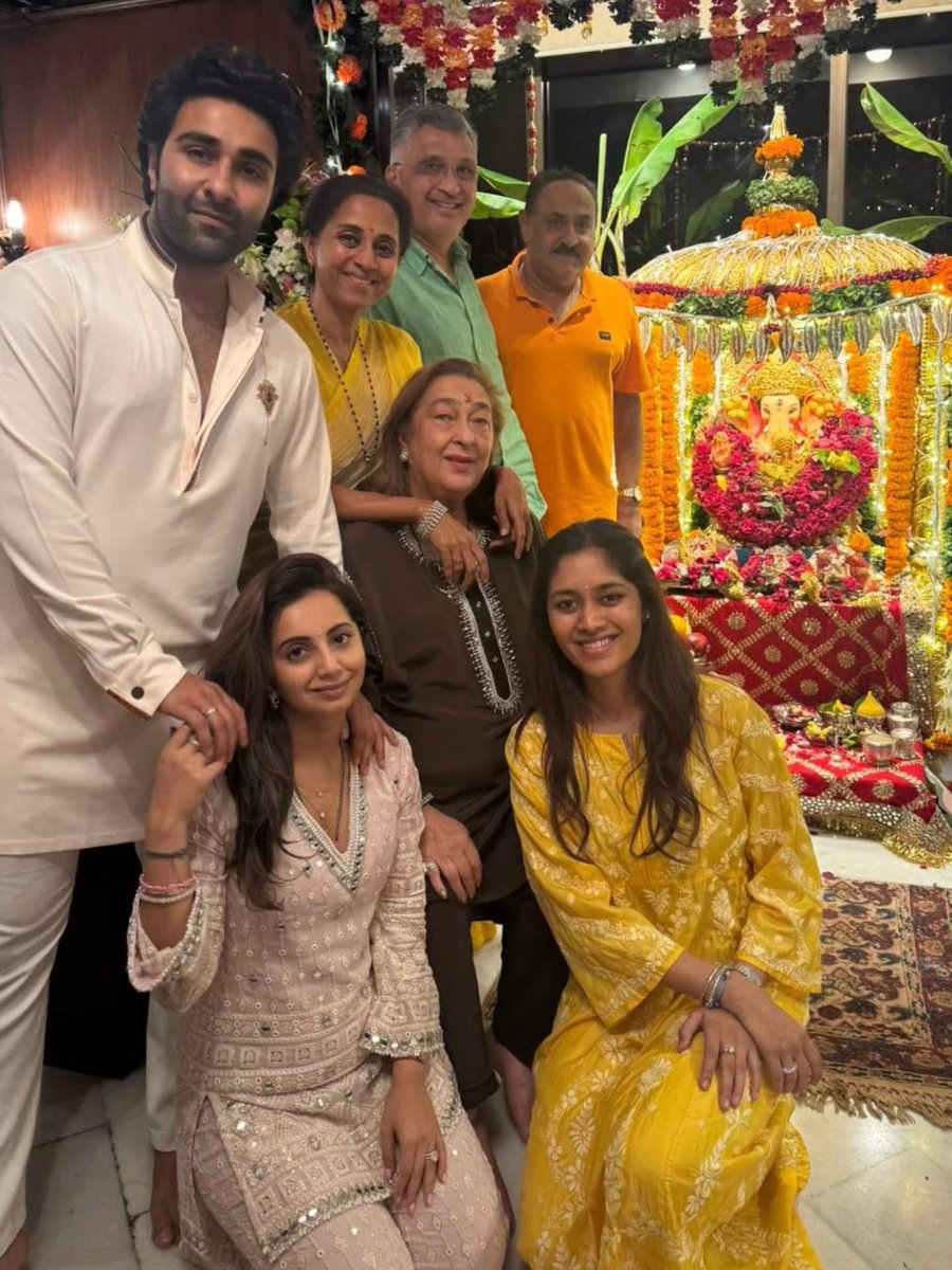 Sule_Revati's tweet photo. All About Ganpati Celebration with family 🙏🏻 https://t.co/pqceuYXb06
