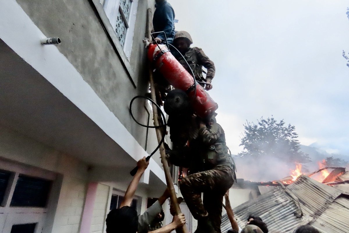 Noor_Penning's tweet image. #Gratitude #Appreciations  #ChinarWarriors #IndianArmy #ProudUniform
Rapid response to a major fire incident in Kandi village, Tangdhar, Kupwara.
#IndianArmy's prompt action prevented significant loss of life and property.
#Kashmir
#kupwara
#ServiceBeforeSelf