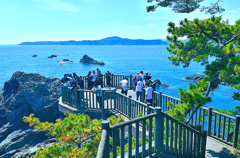 末崎半島の先端に位置する、碁石岬の展望台。その場から太平洋や稜線を眺めるだけでなく、たどり着く少し前の景色でも魅せる。岩場の荒々しさや雄大さと、鍵穴のような形をしたアナログ感がある展望台のシルエット。海と空、双方の青に包まれたこの日は、暑さよりも爽快感が上回った。