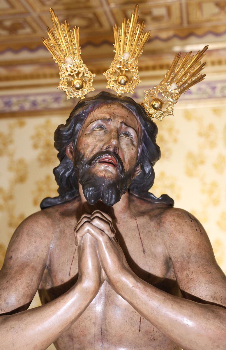 Nuestro Padre Jesús de Las Penas amanece este día luciendo las potencias antiguas de salida de plata sobredorada con el Triunfo de la Santa Cruz, de Jesús Domínguez (1954) y donadas por la familia Pacheco. Fueron restauradas en 2022.

📷<a href="/AleRuesga/">Alejandro Ruesga</a>

#SeptiembreenlaEstrella