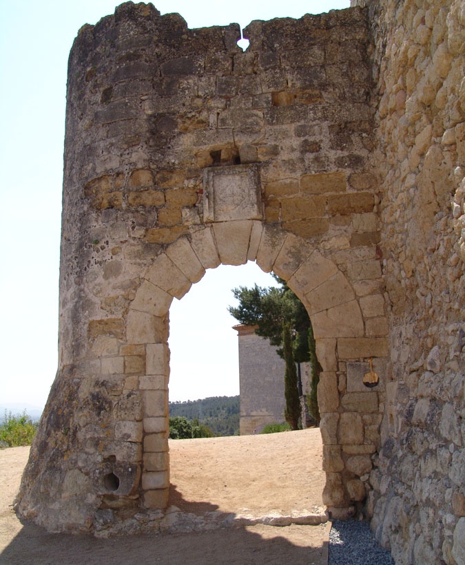 La Pia Almoina, va adquirir els drets sobre el castell i terme #SantMartíSarroca, #Penedès, l'any 1481. La seva jurisdicció va durar fins la desamortització de Mendizábal, al 1836. El van fer servir com a residència d'estiu. Encara es conserva l'escut al portal d'entrada.