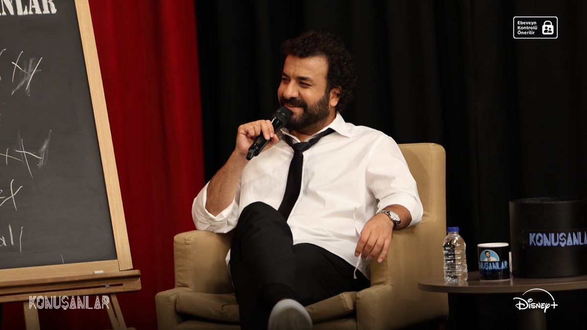 Mikrofon açıldı, herkes kahkahaya hazır.

#Konuşanlar yeni bölümleriyle çok yakında sadece Disney+’ta! <a href="/kayahasancan/">Hasan Can Kaya</a>