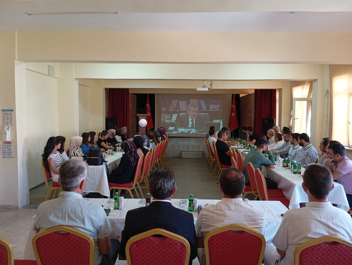 İlçe Milli Eğitim Müdürümüz Sayın Ekrem YURT, 15 Temmuz Milli İrade İmam Hatip Ortaokulunda 2025-2026 Eğitim Öğretim Yılı Sayın Bakanımız Yusuf TEKİN'in Öğretmenlerin Mesleki Çalışma Dönemi Açılış Konuşmasını öğretmenlerle birlikte takip etti.
