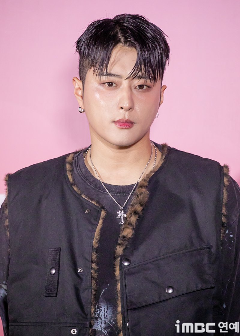 KARD_Charts's tweet photo. J.SEPH from .@KARD_Official attended the 2026 S/S Seoul Fashion Week (SFW) ANDERSSON BELL fashion show!
 
#KARD #카드 #JSEPH #제이셉 https://t.co/jAy5X8bTwl