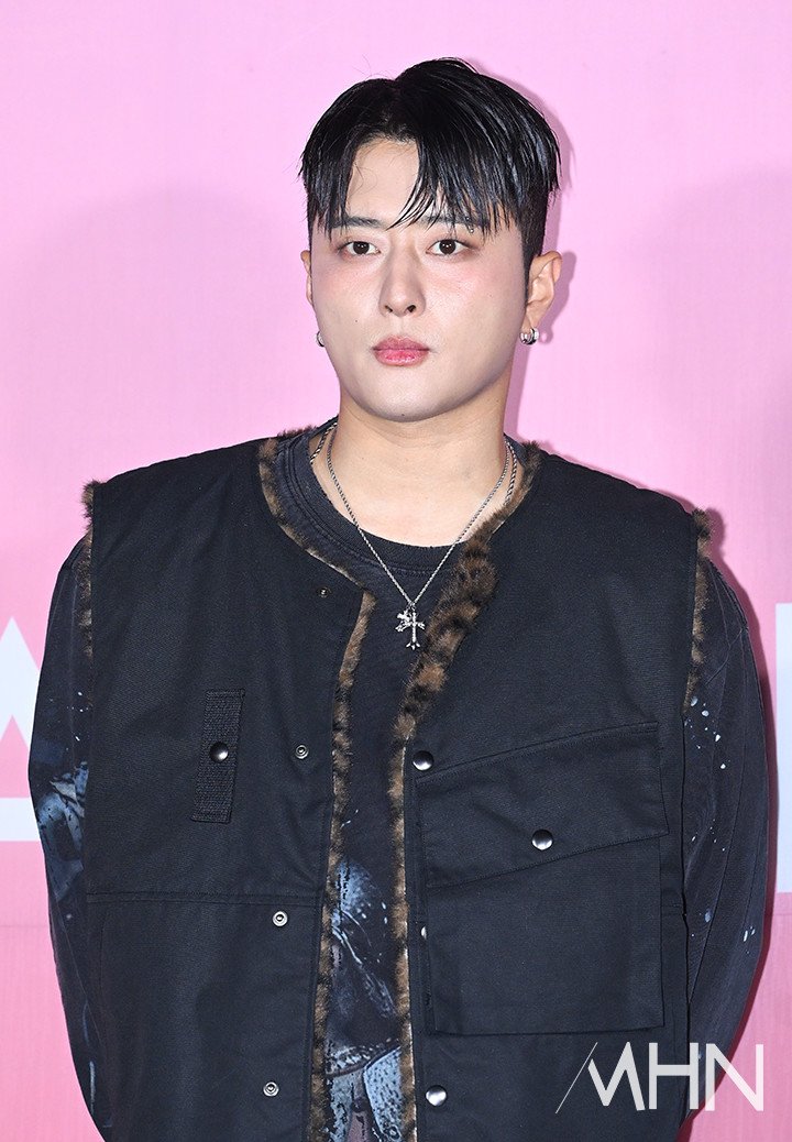 KARD_Charts's tweet photo. J.SEPH from .@KARD_Official attended the 2026 S/S Seoul Fashion Week (SFW) ANDERSSON BELL fashion show!
 
#KARD #카드 #JSEPH #제이셉 https://t.co/jAy5X8bTwl