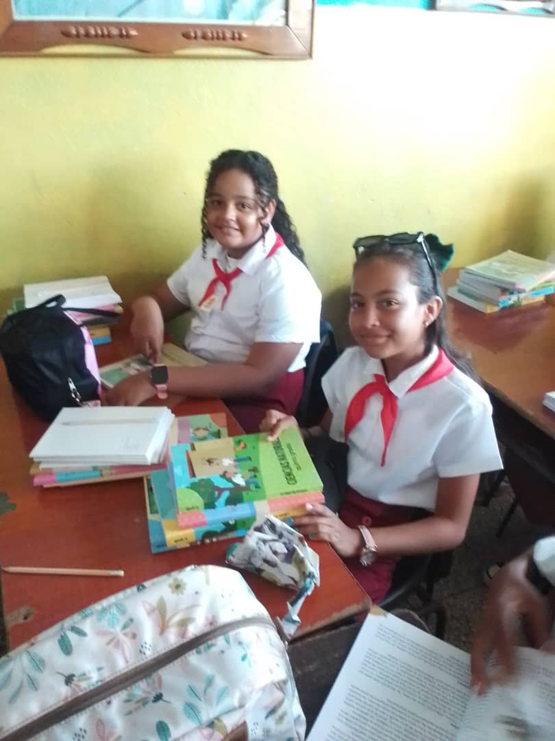 Una imagen nos llega desde nuestros seguidores y esa sonrisa lo dice todo 😊❤️

Gracias pequeñas heroínas por regalarnos esta imagen del inicio escolar 
A estudiar!! ✨️ 
Esc: Augusto César Sandino

#CDRInfantil 
<a href="/CubaMined/">MINED</a>