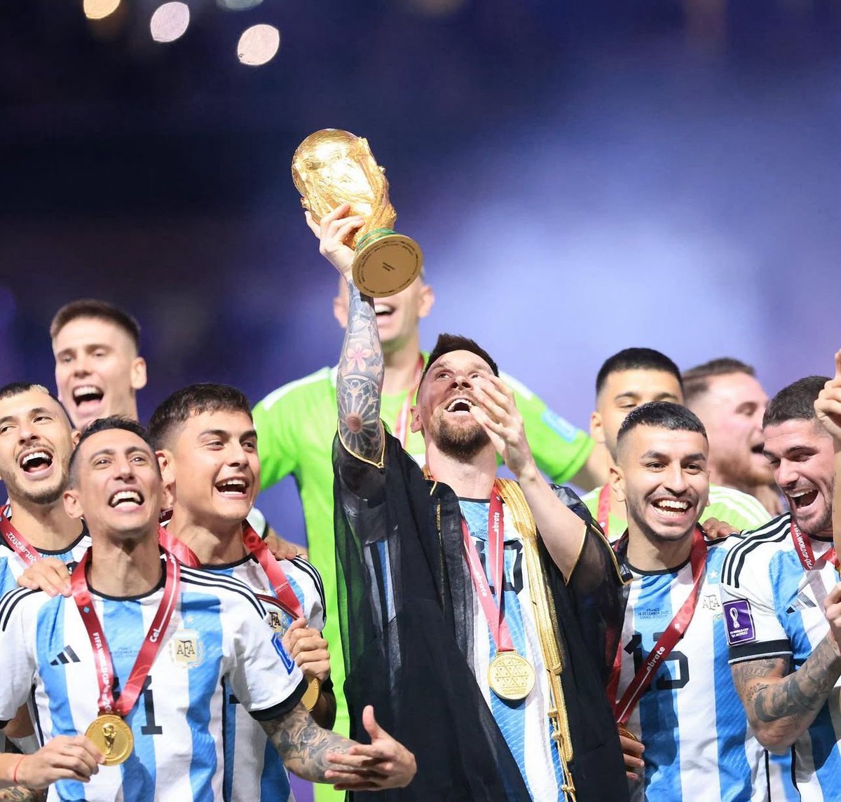 AFA vende 150 mil camisas da Seleção Argentina no Brasil nos últimos cinco meses, e busca expansão.

Entidade planeja desenvolver produtos pensados para torcedores brasileiros e quer academias de futebol argentino ao redor do país.

Após a entidade anunciar uma parceria com a