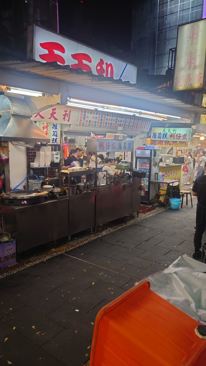 這次台北行簡直爽到不要不要的！
不管是圈內的朋友，或是之前的同事都有聚餐聚會到
甚至這次還有一個臺泰交流的弟弟！
之後慢慢po出這趟旅程的亮點~
第一天的晚餐！就是這個讓我流連忘返的天天利~