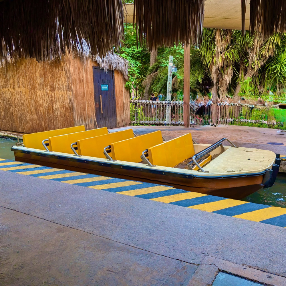 En Tutuki Splash subirás a estas emocionantes barcas con capacidad para 20 aventureros 🌋