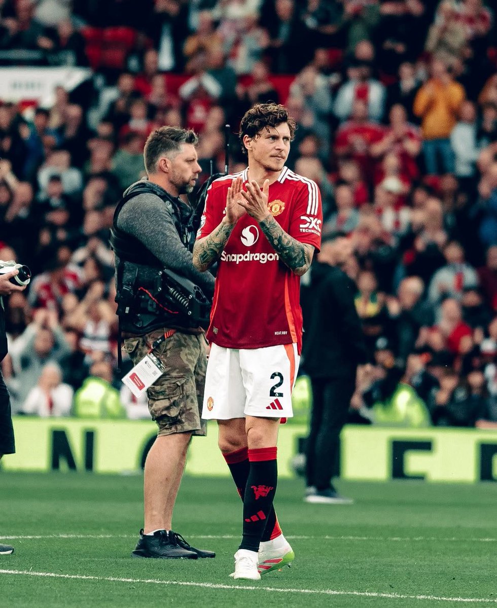 Ross Edmonds (@rosssedmonds) on Twitter photo I was lucky enough to meet Victor Lindelof after his last game with Manchester United at Old Trafford and he was a proper gent! Gave his time to have a chat and took it all in before leaving Old Trafford for the last time. Best of luck at Aston Villa! 🙌🏼🔴 <a href="/vlindelof/">Victor Lindelöf</a> <a href="/ManUtd/">Manchester United</a> I was lucky enough to meet Victor Lindelof after his last game with Manchester United at Old Trafford and he was a proper gent! Gave his time to have a chat and took it all in before leaving Old Trafford for the last time. Best of luck at Aston Villa! 🙌🏼🔴 <a href="/vlindelof/">Victor Lindelöf</a> <a href="/ManUtd/">Manchester United</a>