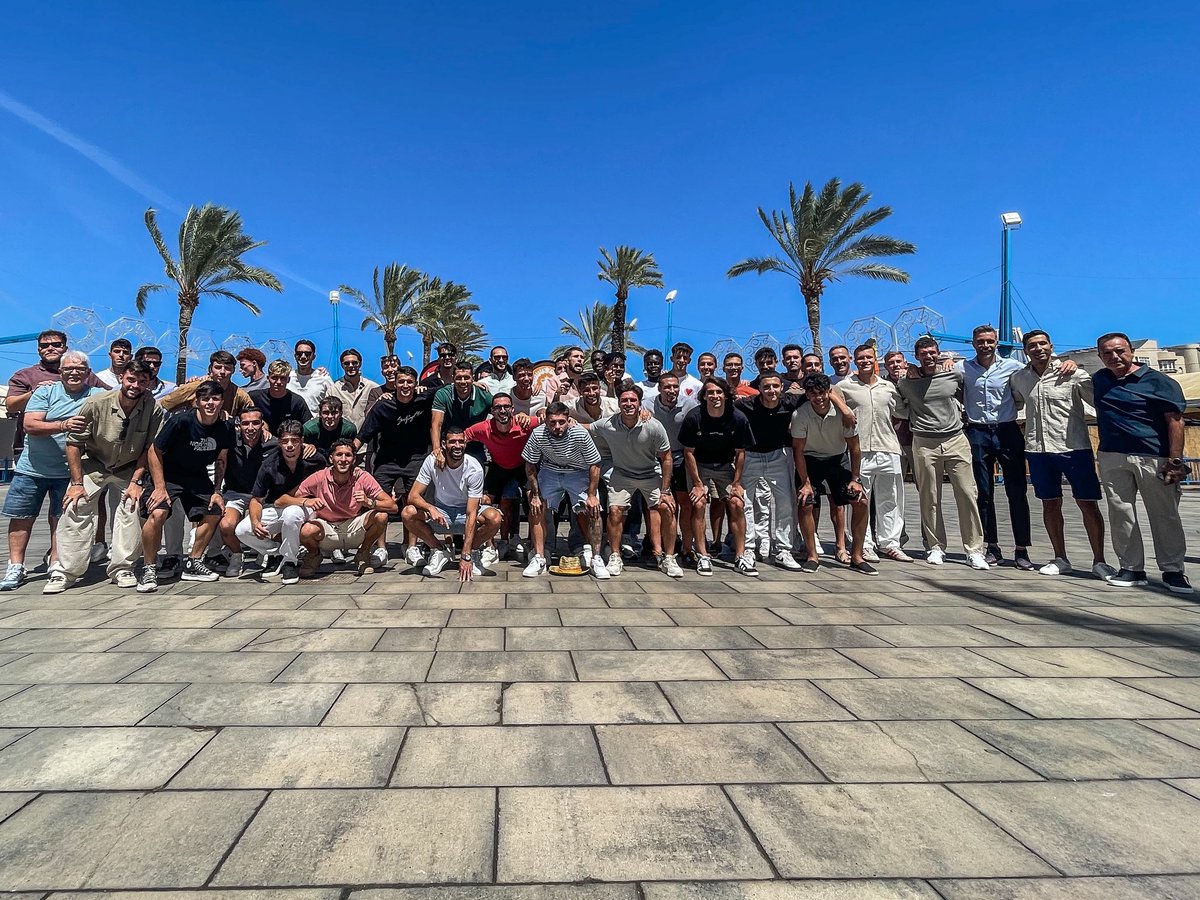 ¡Haciendo piña! 🍍 💙

Hoy toca comida de feria para nuestro primer equipo y filial. 🍽️💃🏽

#Recuperar