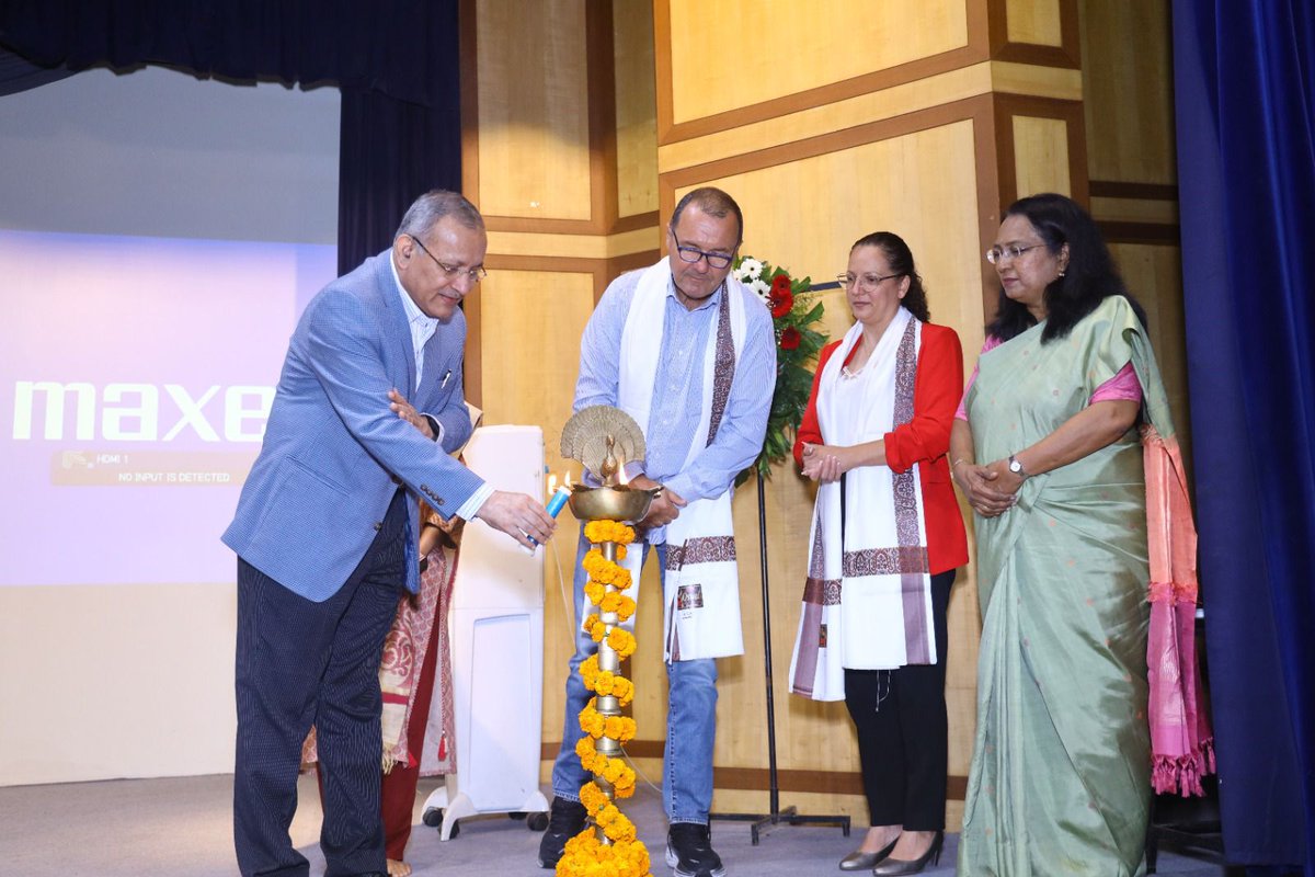 Gifts_Summit's tweet image. An auspicious start to the Knowledge Track at as dignitaries lit the lamp, signifying enlightenment and the exchange of ideas. 
#GIFTS2025 #KnowledgeTrack #Inspiration #NewBeginnings #Leadership #Innovation