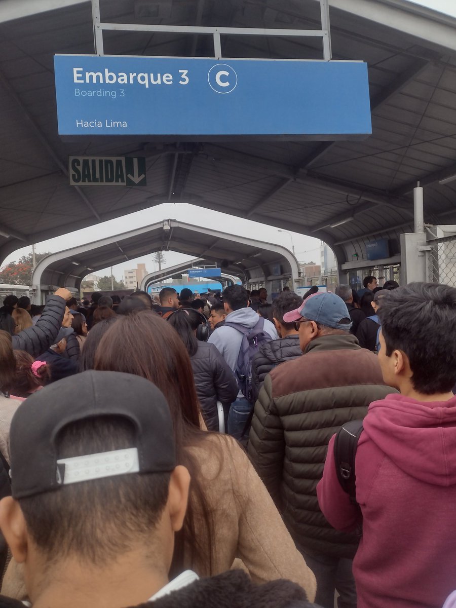 pepeapm's tweet photo. @ATU_GobPeru , Matellini, no hay ruta C , decenas de pasajeros estamos esperando tomar la ruta para ir a nuestros trabajos. Qué terrible es su servicio, ineficiente, ustedes no sirven para nada . https://t.co/5Gje272xpv