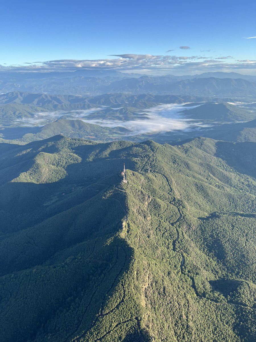 Sabeu quin santuari es troba en el punt més alt d'aquesta muntanya que vam sobrevolar dissabte?
·
#paisatges_de_catalunya #santuari